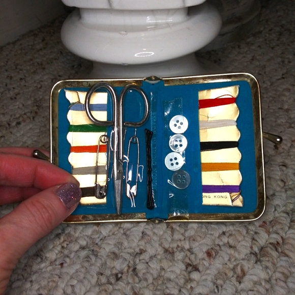 Vintage Patty Patch Emergency Patchwork Patterned Kiss-lock Closure Sewing Kit - Picture 5 of 8